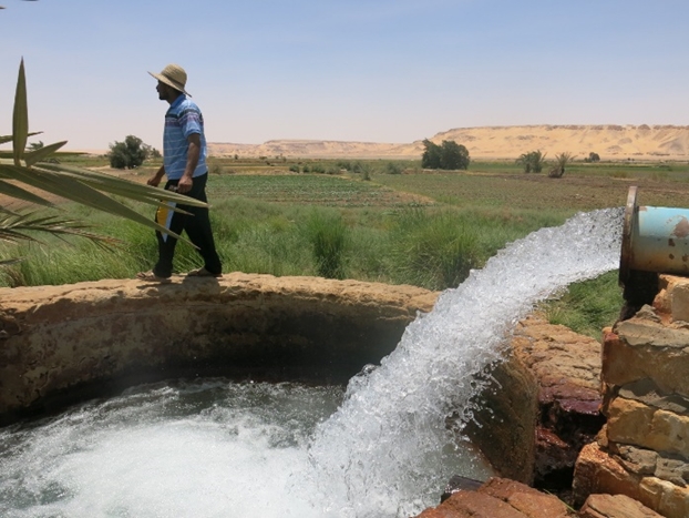 A farmer inspects a deep groundwater well in the Western Desert of Egypt (photo: Alvar Closas).