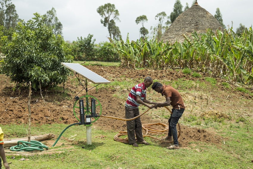 Farmers installing solar irrigation in Ethiopia (photo: Maheder Haileselassie/IWMI).
